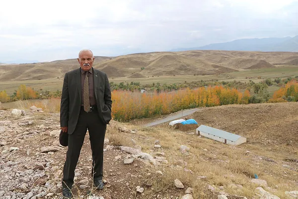 82 yaşındaki Seyit Tahir Öztepe tehditlere rağmen 35 yıldır Türk bayrağını dalgalandırıyor! - 2