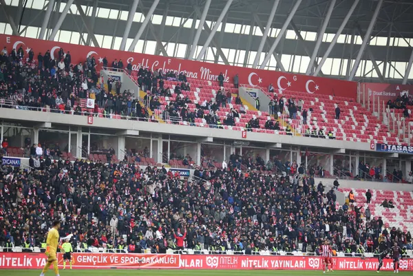 canli-sivasspor-besiktas-maci-canli-anlatim-izle-super-ligde-zorlu-karsilasma-1675521661671.jpg Beşiktaş Sivas'ta buz kesti: Zirve yarışında ağır yara - 3