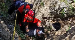 Mardin’de kayalıklardan düşüp yaralandı
