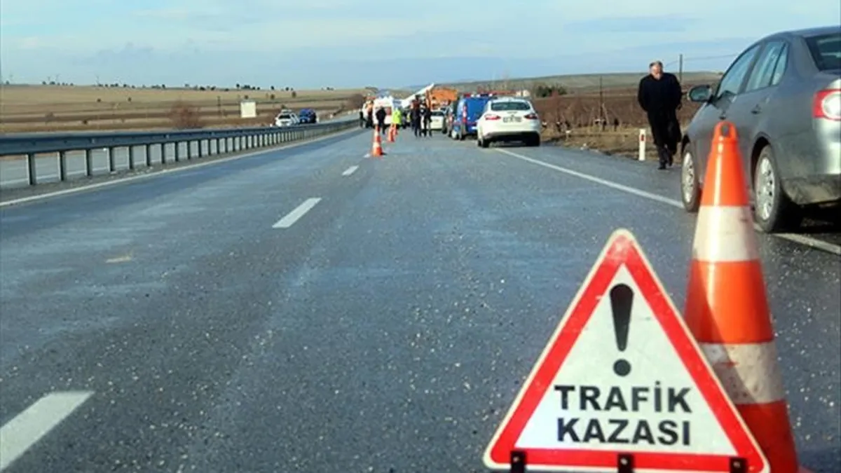 Kontrolden çıkan hafriyat kamyonu devrildi