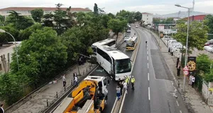 İETT otobüsü ile iki tur otobüsü çarpıştı!