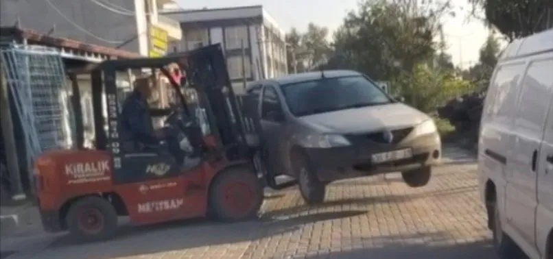 Manisa’da tuhaf olay: Aracın yolu kapatmasına sinirlenip forkliftle kaldırıp kenara bıraktı