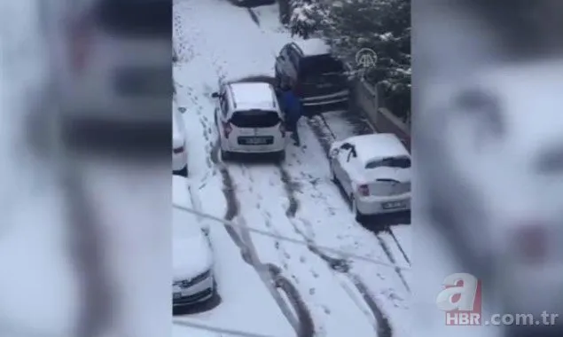 İstanbul’da karlı yokuşu çıkamayan İETT otobüsünün ilerlemesi için altına halı serildi