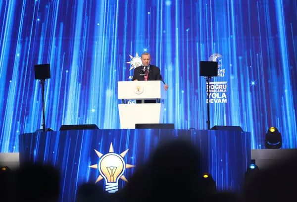 Başkan Erdoğan’dan milyonlar için peş peşe müjdeler! Evlenecek gençler dikkat: Faizsiz 2 yıl geri ödemesiz kredi! Kadınlara erken emeklilik düzenlemesi