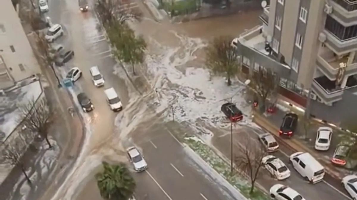 Adana'da dolu ve sağanak alarmı: Yollar göle döndü