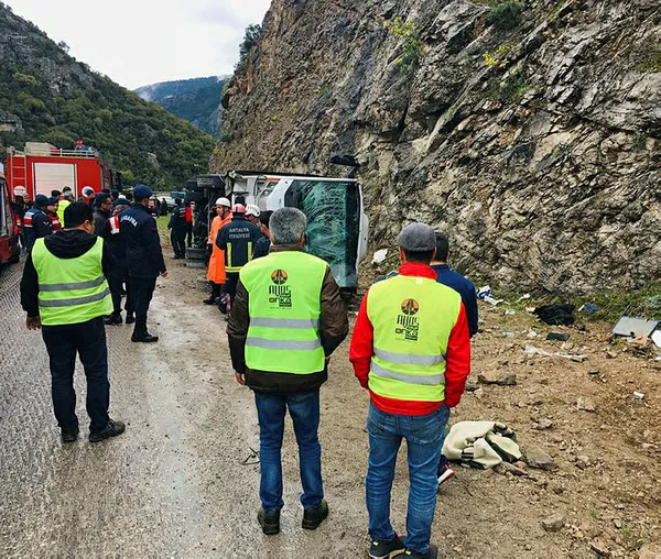 Son dakika: Antalya'da midibüs devrildi! Ölü ve yaralılar var - 1