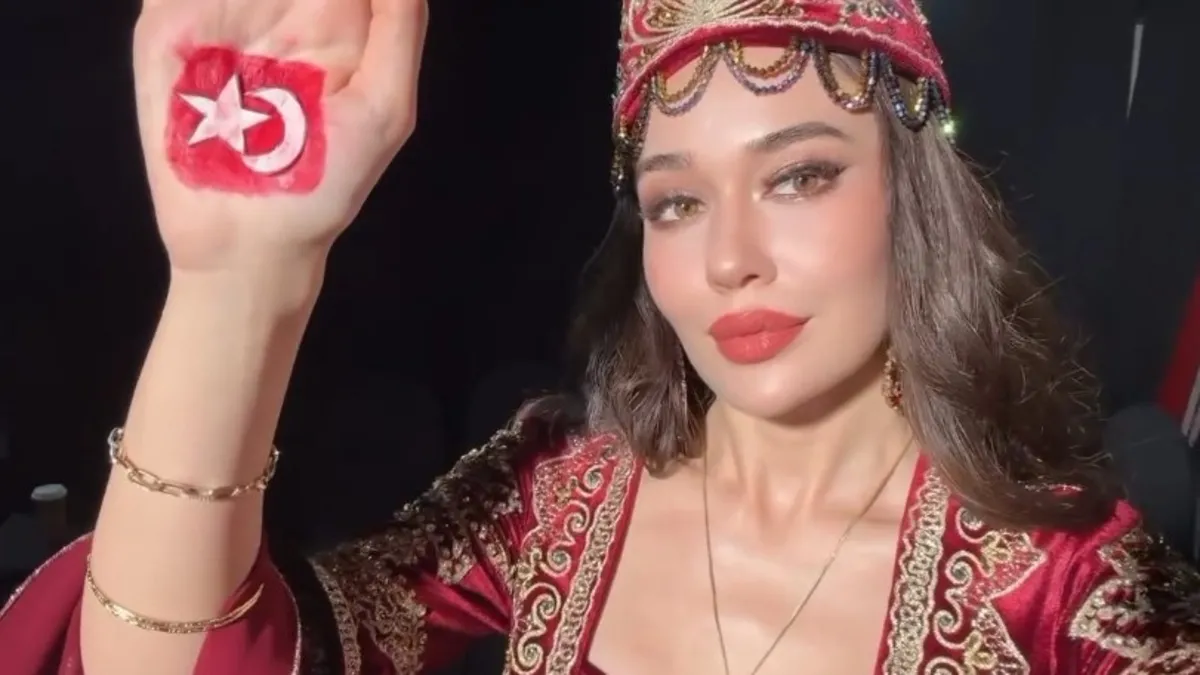 Ceren Arslan'dan Türk bayraklı paylaşım! Hürrem Sultan elbisesiyle hayran bıraktı