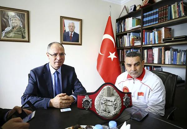 Türk boksör Durmuş Karakuş kemerini Filistin'e armağan etti - 1