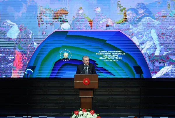 baskan-erdogan-duyurdu-55-bin-kisiye-devlet-ustun-fedakarlik-madalyasi-1682427642753.jpeg Başkan Erdoğan duyurdu: 55 bin kişiye Devlet Üstün Fedakarlık Madalyası - 3