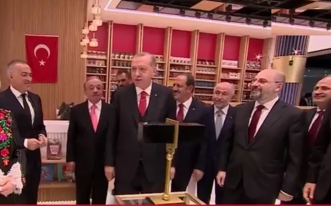 Başkan Erdoğan D&R kitap standını gezdi