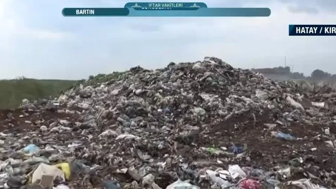 Hatay’da tedirgin eden manzara! Çöpler tarım arazilerine dökülüyor