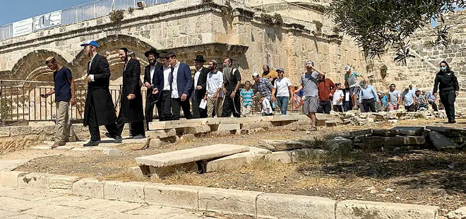 Fanatik Yahudiler Mescid-i Aksa’ya saldırdı