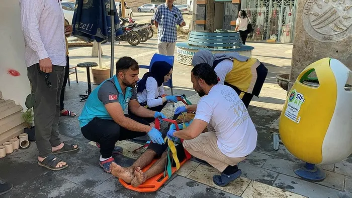 motosikletle-otomobil-carpisti-surucu-metrelerce-havaya-uctu-1724226839456.jpeg Motosikletle otomobil çarpıştı! Sürücü metrelerce havaya uçtu - 2