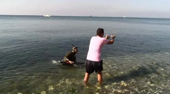 Boğuldu zannedilen kişi denizden balıkla çıktı - 1