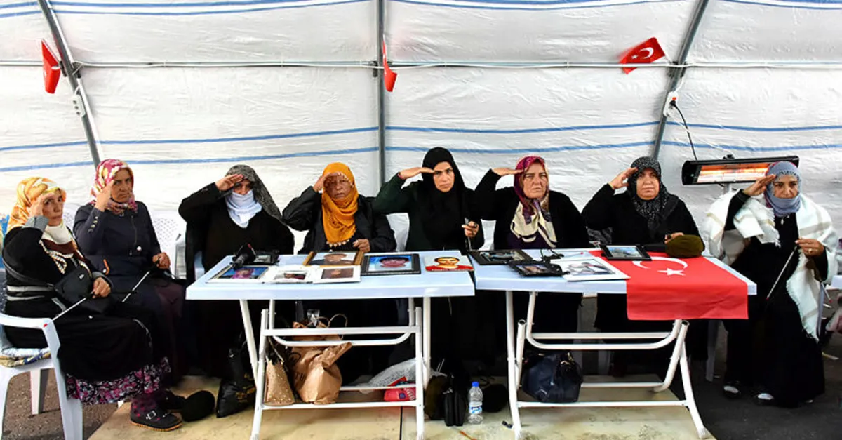 Diyarbakır'da evlat nöbetindeki anneler Mehmetçiğe atkı ördü