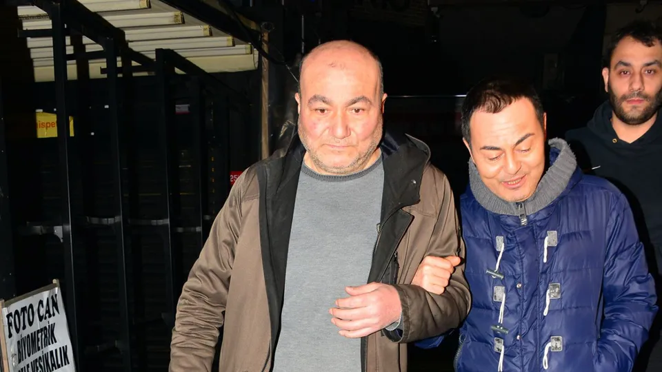 Serdar Ortaç'ın zor anları! Pantolonundaki ıslaklık şoke etti