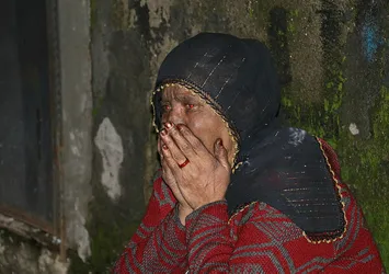 Evinin yanışını gözyaşlarıyla izledi!