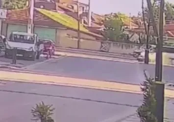 Motosikletli çocuk kamyonetle çarpıştı
