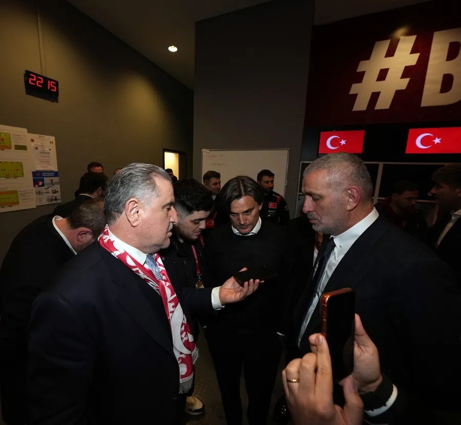romanyayi-gecen-millilerimiz-finalde-baskan-erdogandan-tebrik-telefonu-1774564748394.jpg Başkan Erdoğan, 2026 FIFA Dünya Kupası Avrupa elemeleri play-off turu yarı final maçında Romanya'yı İstanbul'da 1-0 mağlup ederek finale yükselen A Milli Futbol Takımı'nı telefonla arayarak tebrik etti (İHA)