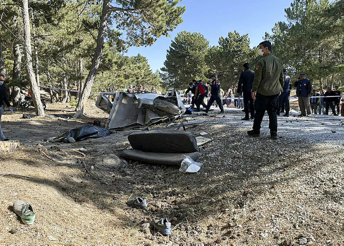 Son dakika: Afyonkarahisar'da öğrenci servisi devrildi: Ölü ve yaralılar var - 1