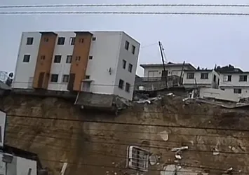 Meksika’da 3 katlı bina böyle devrildi
