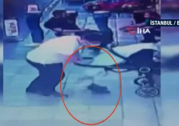 Bebek arabasını sürerken çocuğu düşürdü