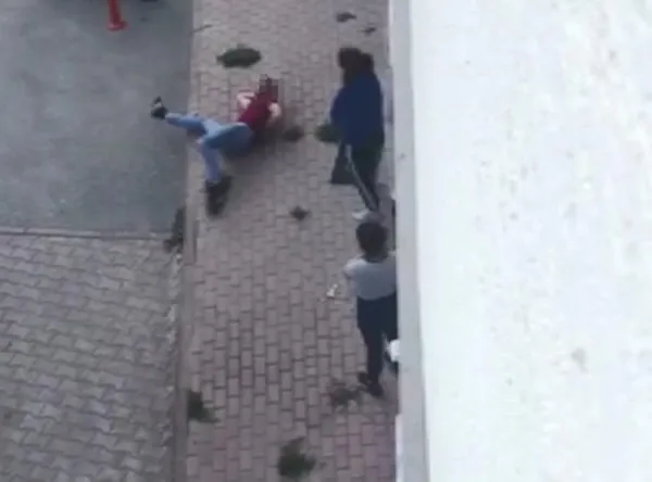 Bursa'da korkutan görüntü! Kaldırıma yatıp kıvrandı - 2