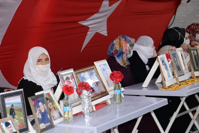 Evlat nöbetindeki ailelerin 'Başkan Erdoğan' heyecanı: Dört gözle yolunu bekliyoruz - 4