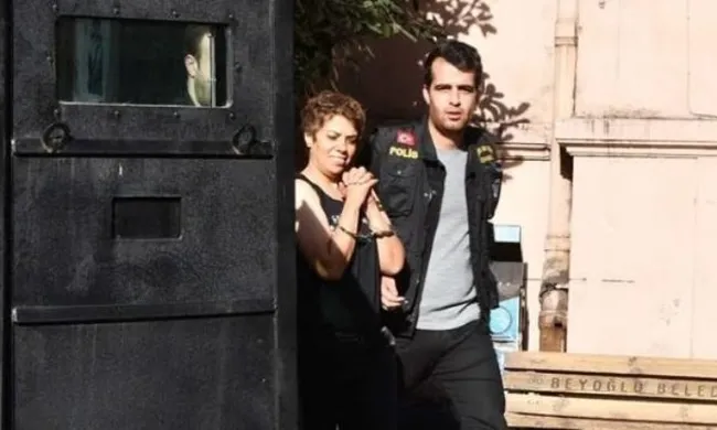 Karaköy'da başörtü kızlara saldıran kadın yeniden hakim karşısında! “Şizofrenim” diyerek özür diledi - 5