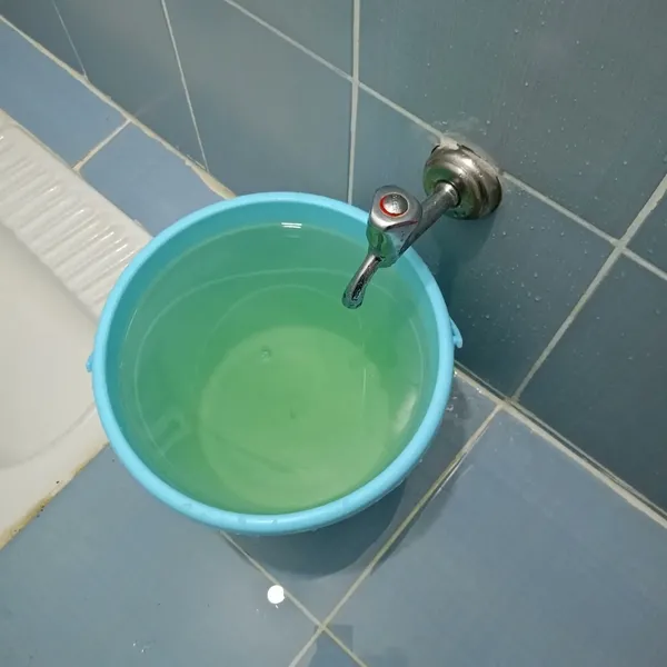 İstanbulluların çamurlu su isyanı! Ekrem İmamoğlu’na büyük tepki: Çocuklar banyo yapacak suyun haline bak