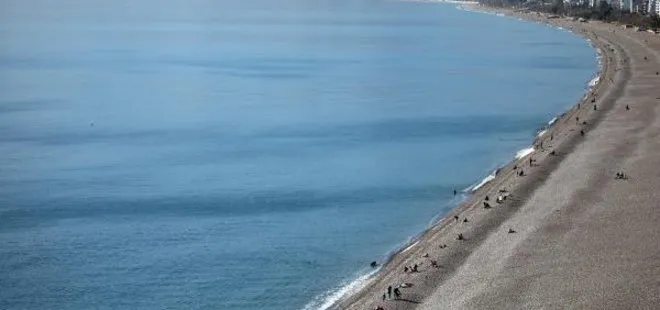 Antalya’da şaşırtan görüntü! Yılın son günü denize girdiler