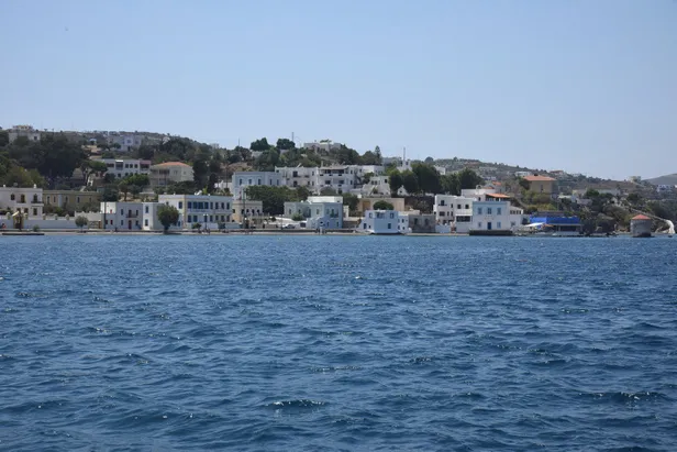 leros-adasi-nerede-nasil-gidilir-kapida-vize-ile-leros-adasinin-gezilecek-yerleri-neler-iste-ozellikleri-konak-1701958257121.jpg Leros Adası nerede, nasıl gidilir? Kapıda Vize ile Leros Adası’nın gezilecek yerleri neler? İşte özellikleri, konaklama, yemekleri, nüfusu… - 1