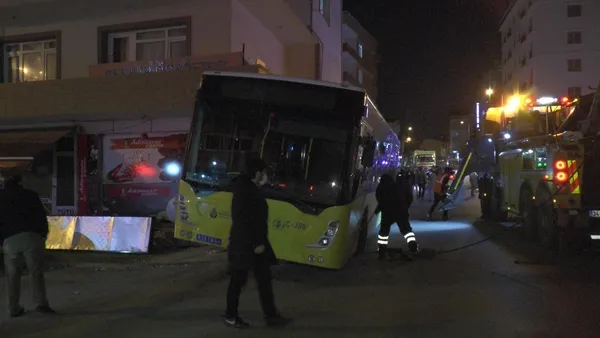 bir-iett-faciasi-daha-pendikte-otobus-kaldirimla-evin-balkonu-arasina-sikisti-1640159344710.jpg Bir İETT faciası daha! Pendik’te otobüs kaldırımla evin balkonu arasına sıkıştı - 2