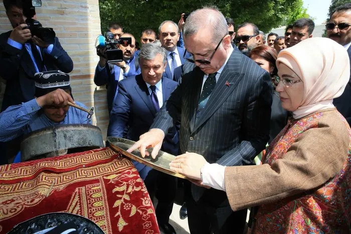 1769579614973.jpeg Başkan Erdoğan ve eşi Emine Erdoğan 2022 yılında Özbekistan'ı ziyaret etmişti (ahaber.com.tr)