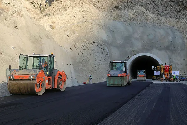 Ulaştırma ve Altyapı Bakanı Adil Karaismailoğlu, Yusufeli’nde yol ve tüneller inşaatlarını inceledi! Tarih verdi