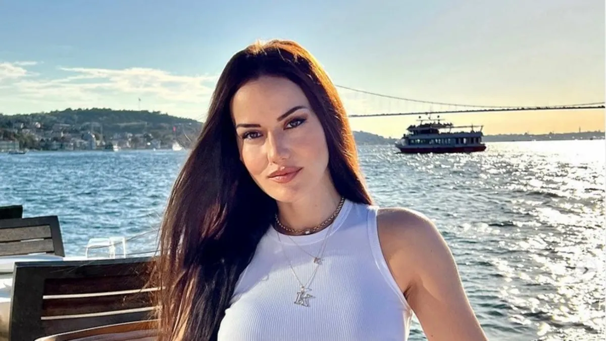 2 çocuk annesi Fahriye Evcen sosyal medyayı salladı! 'Summer 2024'