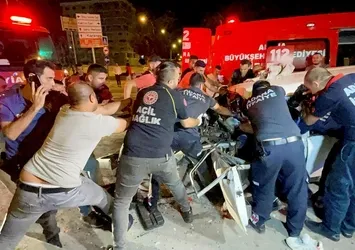 Adana'da otomobil servis aracına çarptı!