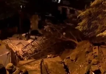 Beyoğlu'nda istinat duvarı çöktü! 2 bina boşaltıldı