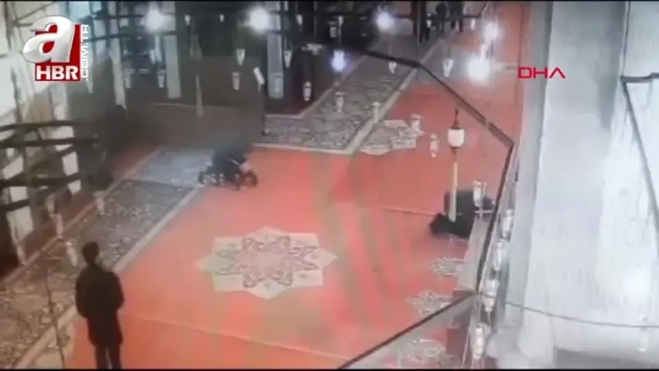 Fatih Camii’ndeki bıçaklı saldırının güvenlik kamera görüntüsü