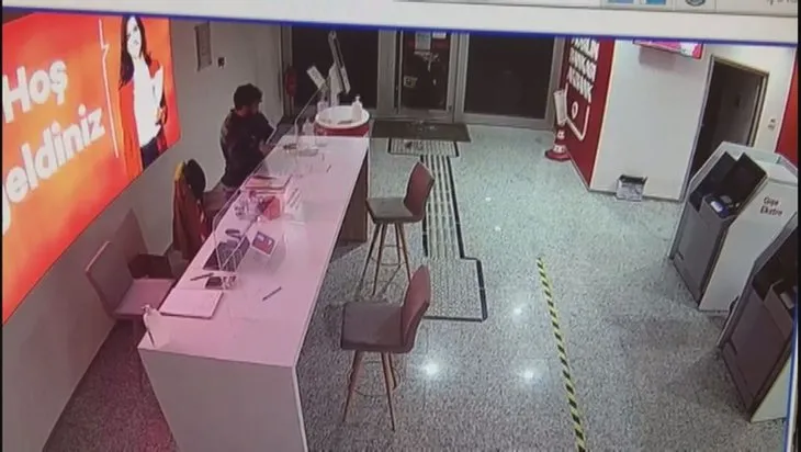 İzmir’de taşla bankanın camını kırıp içeri girdi! Güvenlik kamerasına yakalandı