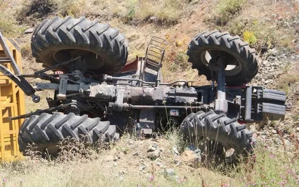 elazigda-devrilen-traktor-altinda-kalan-sofor-agir-yaralandi-1658234349009.jpg