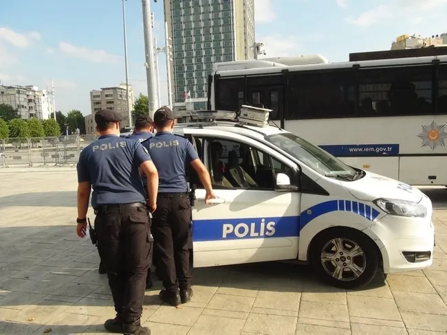 Taksim’de iki erkek bir kadını tekme tokat darp etti - 4
