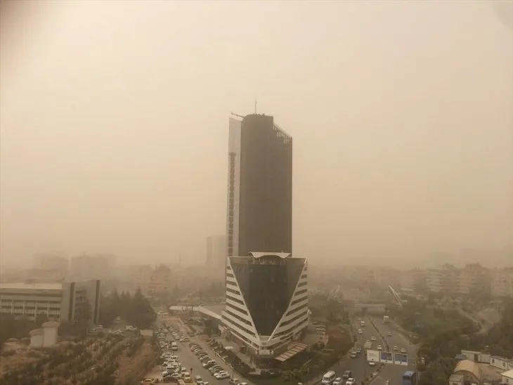 Güneydoğu Anadolu’da toz bulutu nedeniyle göz gözü görmüyor