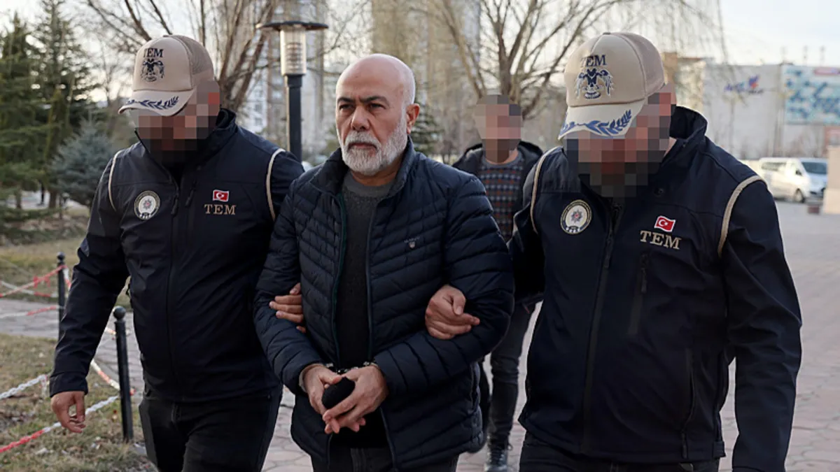 FETÖ firarisi eski Vali Ahmet Pek yakalandı