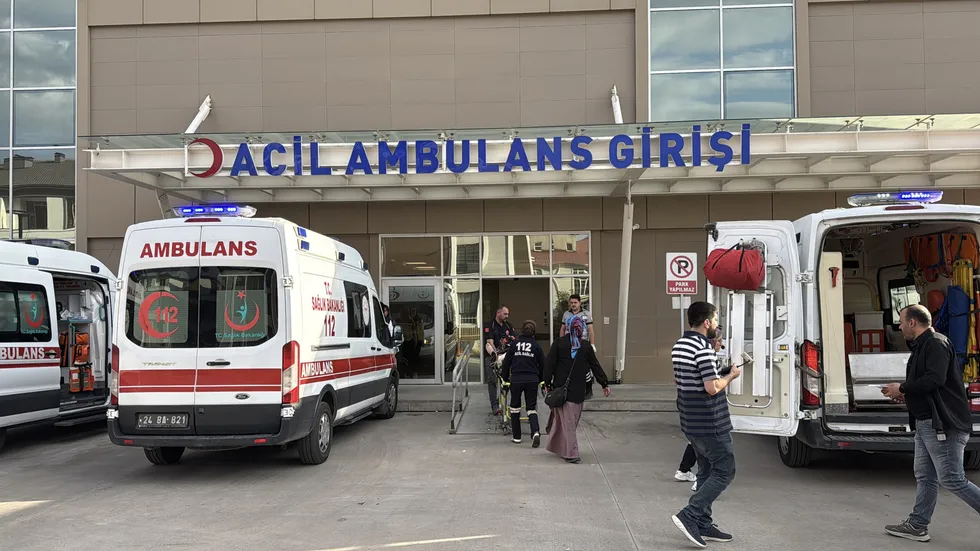 Erzincan'da minibüs devrildi! 6'sı çocuk 16 kişi yaralandı - 1
