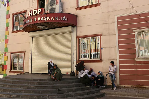 Son dakika: Diyarbakır’da HDP önünde eylem yapan aile sayısı 4’e çıktı