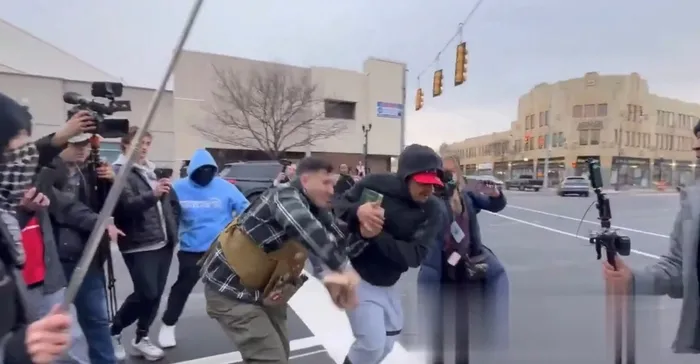ABD’de müslüman karşıtlarından alçak girişim! Kur’an-ı Kerim yakmaya çalıştılar