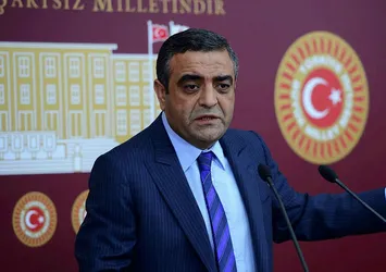 CHP'li Sezgin Tanrıkulu'na terör örgütü propagandası yapmak suçundan fezleke
