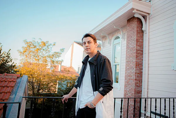 fondas-medya-devlet-tiyatrolarina-atanan-tamer-karadagliyi-hedef-aldi-rapci-norm-ender-bababa-karadagliya-ayar-1692545580809.jpg Fondaş medya Tamer Karadağlı’yı hedef aldı | Rapçi Norm Ender: Bababa! Karadağlı'ya ayarsız öfke…