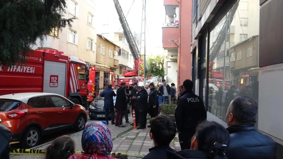 Tuzla’da korku dolu anlar: Çatı yangınında gökyüzü dumanla kaplandı